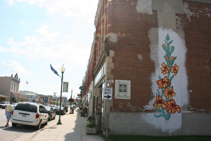 Next stop, the downtown business district, where I delighted in this lovely mural.