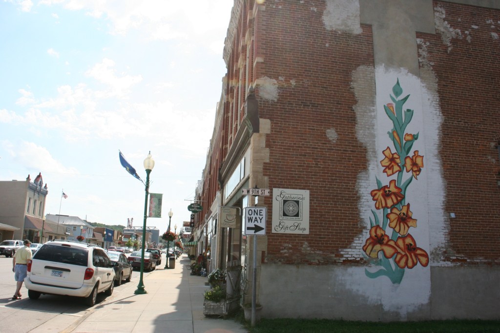 Next stop, the downtown business district, where I delighted in this lovely mural.