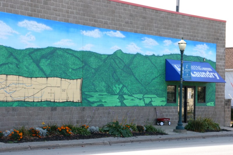 The rest of the hardware store mural promoting Bluff Country.