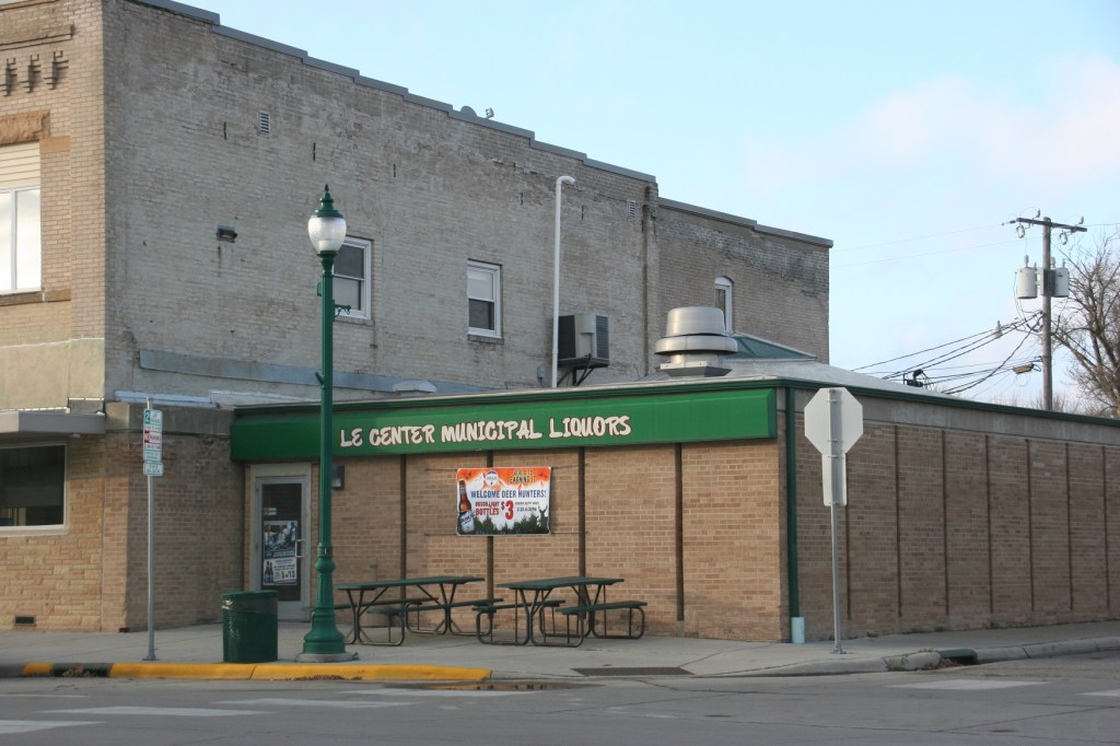 Le Center's muni welcomes deer hunters.