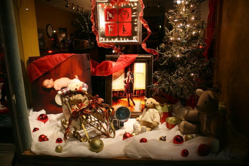 Nearby is this holiday display at Paul Swenson Portraits.