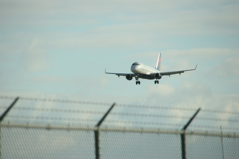 MSP Airport, 22 low flying airliner