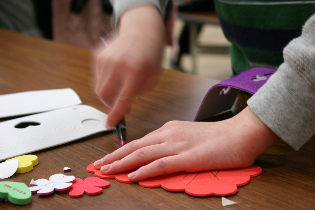 SS Valentine's Day, 16 close-up hands making valentine