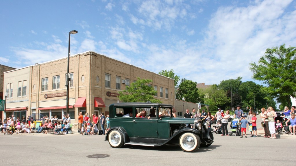 Parade, 41 old green car