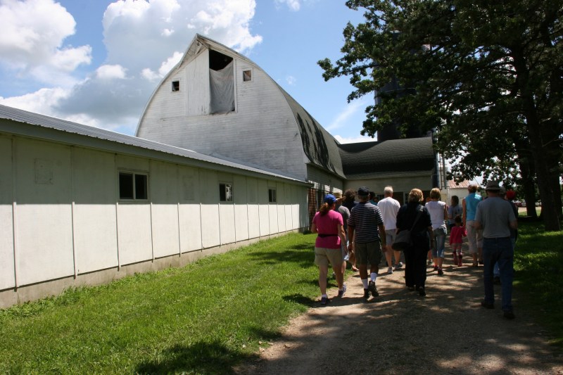 The tour group heads toward the barn.