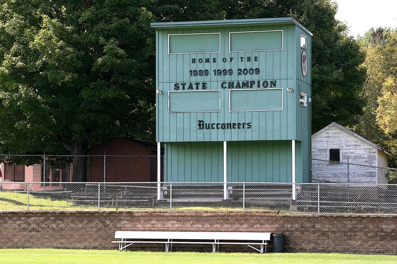 buccaneers-63-stand-bench