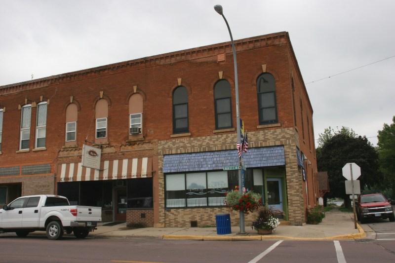 Singing Hills Coffee Shop anchors the corner building next to JC Ryan's Art Gallery. The coffee shop, which I blogged about four years ago, is available for lease. It's named after the 