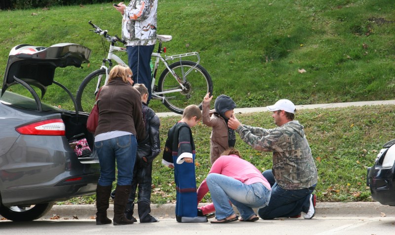 costume-parade-170-getting-dressed-in-costumes