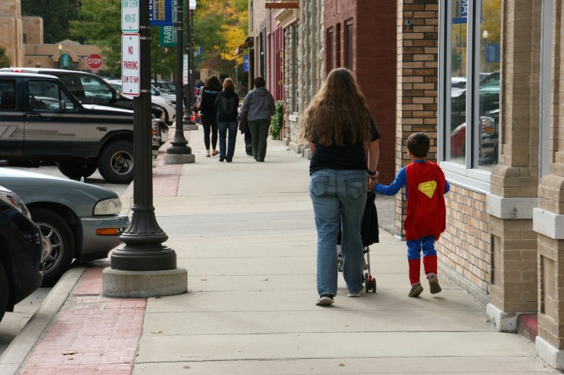 costume-parade-173-superman-with-mom