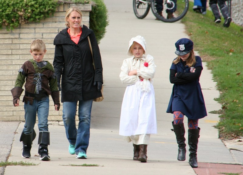 costume-parade-177-walking-to-parade