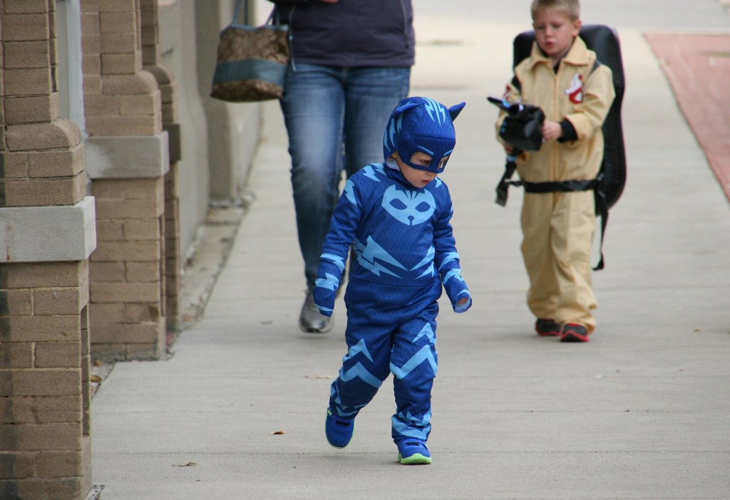 costume-parade-179-blue-kid-front-of