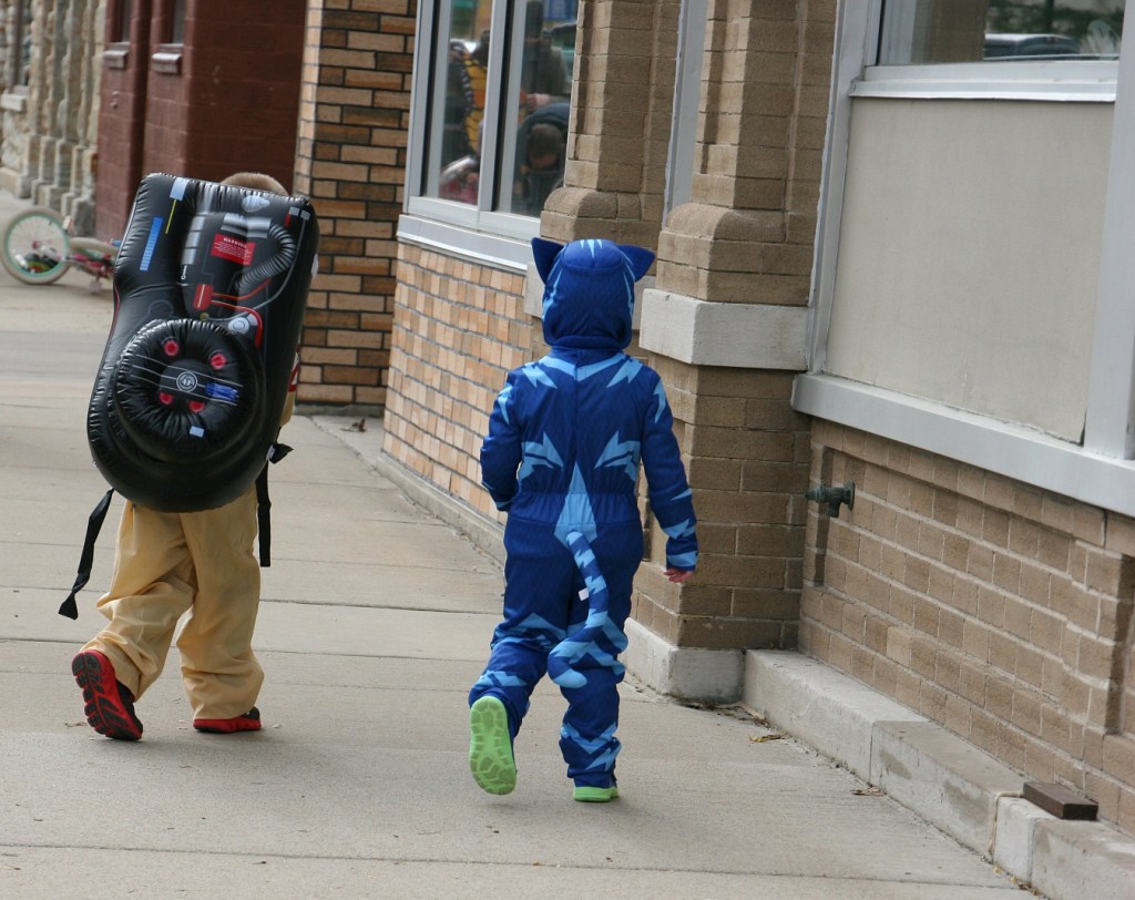 costume-parade-180-blue-kid-and-ghost-buster