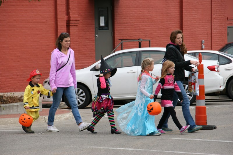 costume-parade-183-group-walking