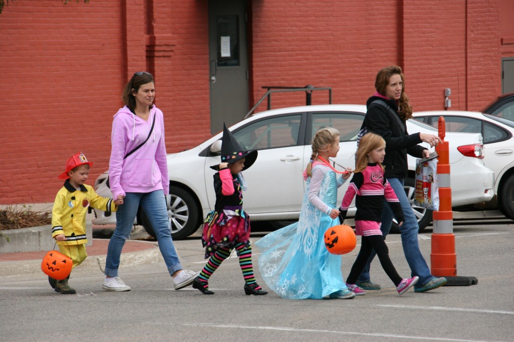 costume-parade-183-group-walking