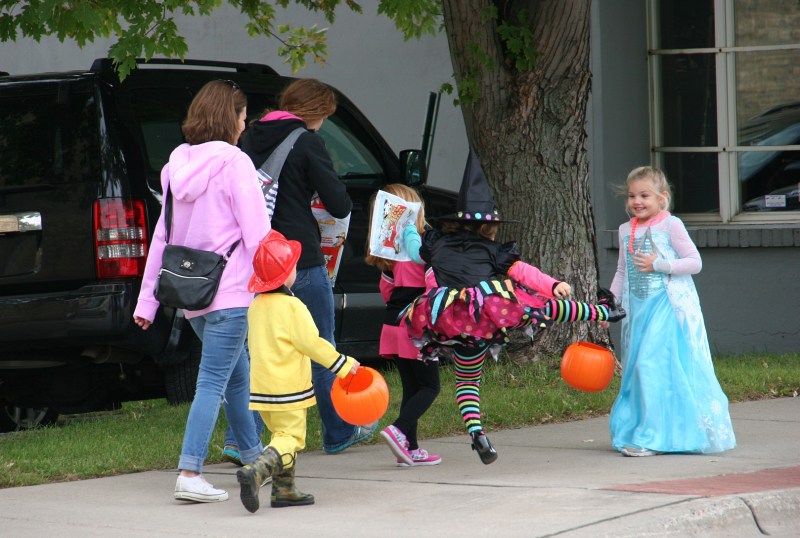 costume-parade-189-witch-kicking