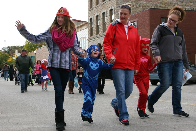 costume-parade-197-blue-and-red-costumes