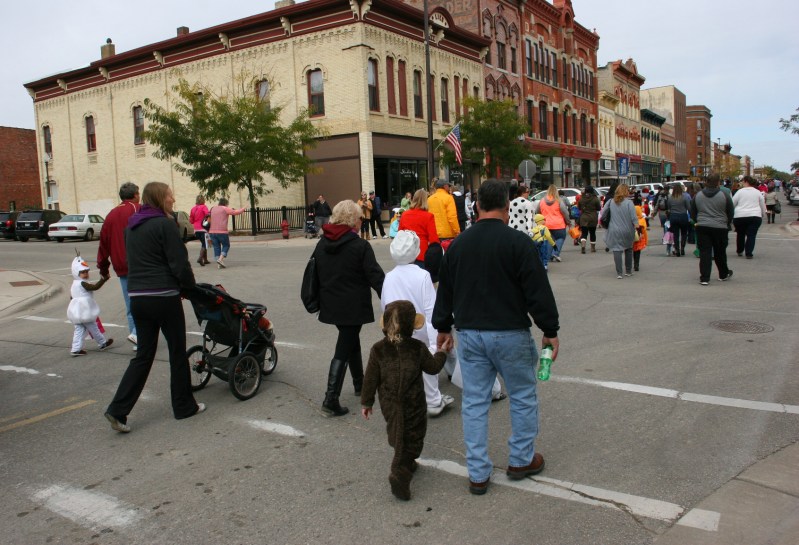 costume-parade-206-back-of-parade-going-down-central