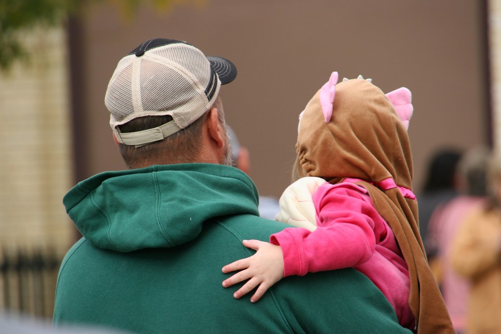 costume-parade-208-dad-holding-kid