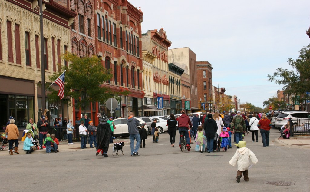 costume-parade-211-back-of-parade