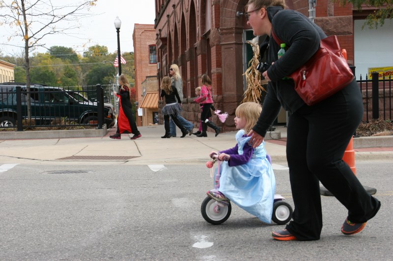 costume-parade-225-mom-and-princess-on-trike