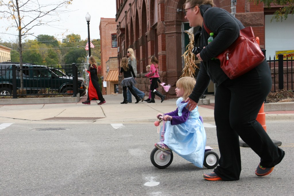costume-parade-225-mom-and-princess-on-trike