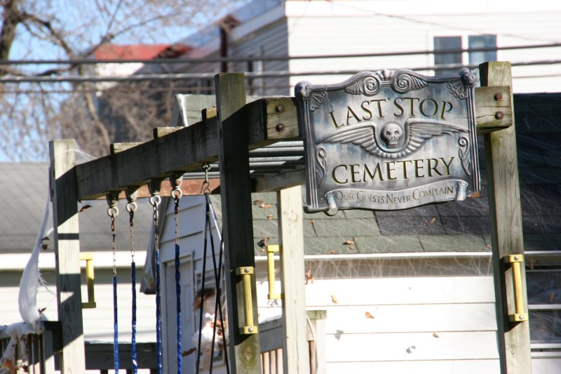 halloween-29-cemetery-sign