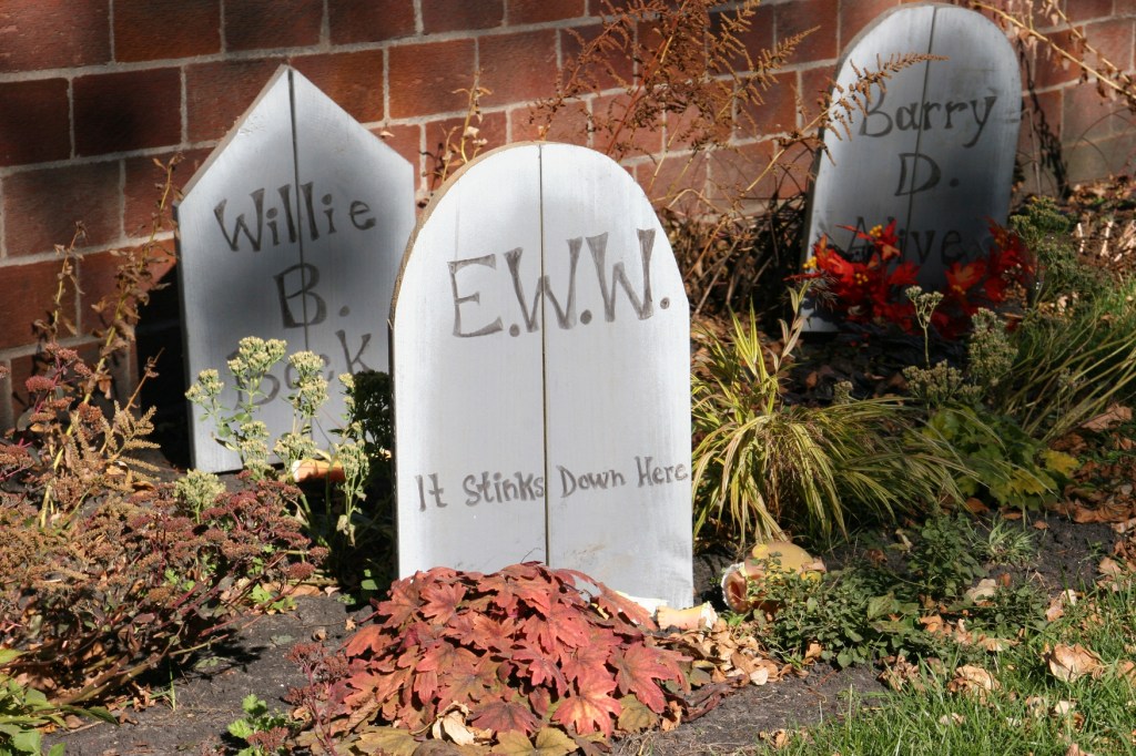 halloween-32-tombstones