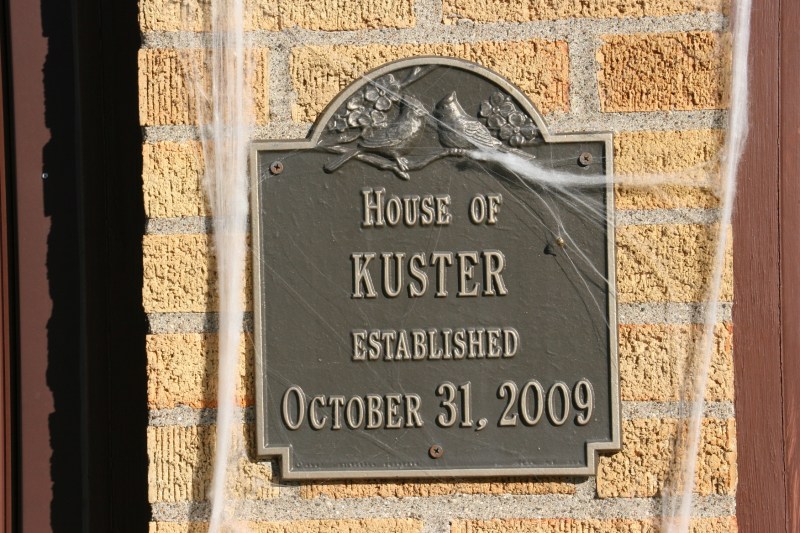 halloween-37-house-of-kuster-sign