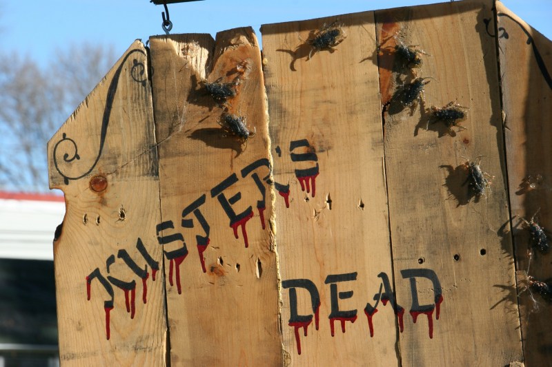 halloween-photos-30-kusters-dead-breakfast-sign