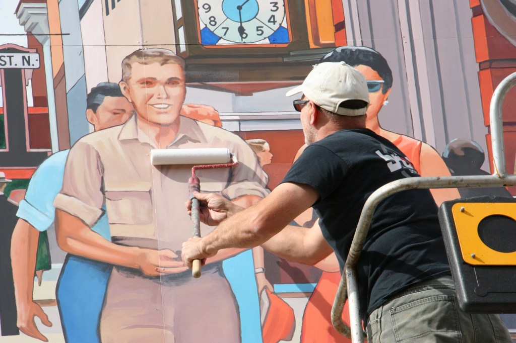 mural-151-close-up-of-dave-painting