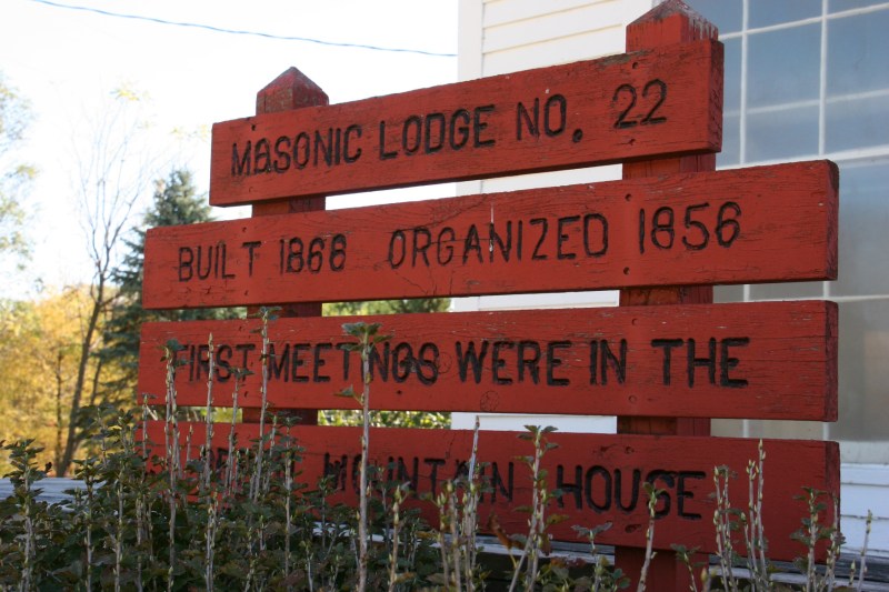 pleasant-112-grove-green-mountain-house-sign