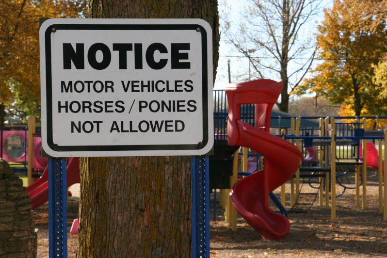 rural-mn-52-no-horses-or-ponies-sign