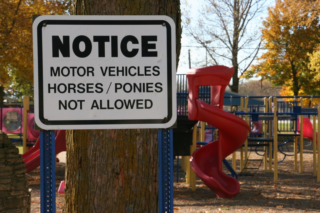 rural-mn-52-no-horses-or-ponies-sign