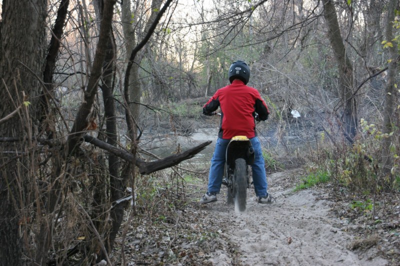 trail-19-dirt-bike-spinning-wheels